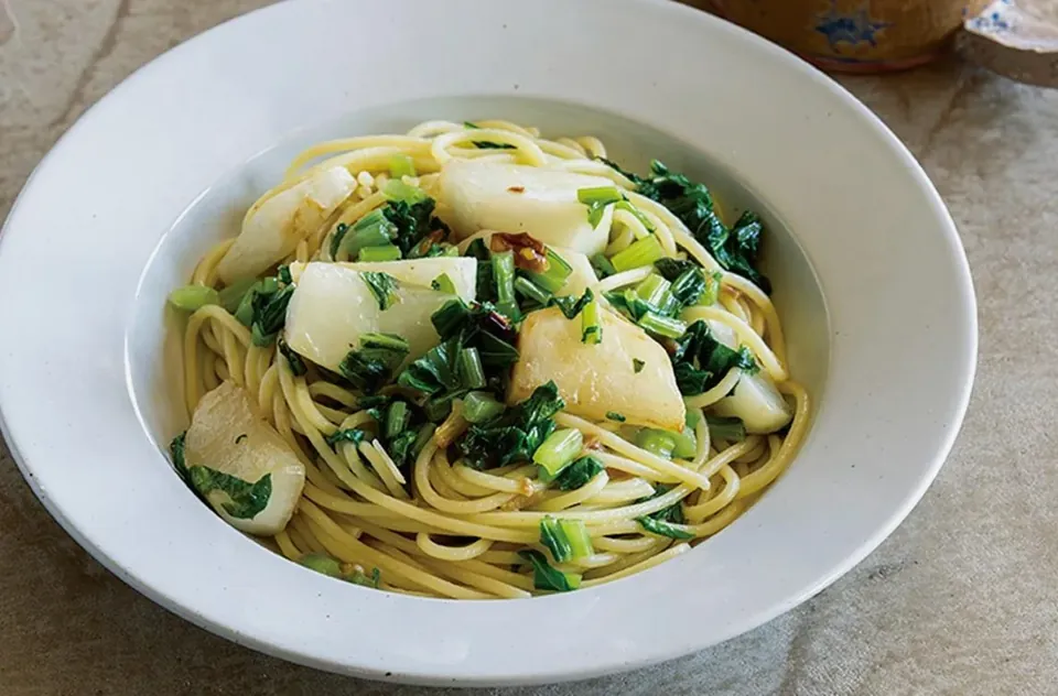 かぶがごろごろ「かぶのスパゲティ」のつくり方。にんにく×魚醤でアンチョビいらず！うま味たっぷりなひと皿に／料理家・飛田和緒さん