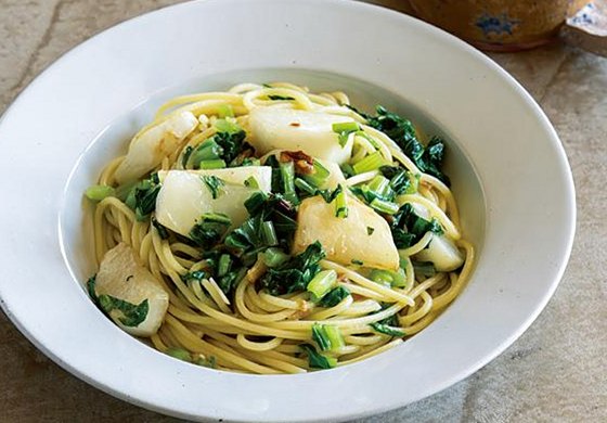 かぶがごろごろ「かぶのスパゲティ」のつくり方。にんにく×魚醤でアンチョビいらず！うま味たっぷりなひと皿に／料理家・飛田和緒さん