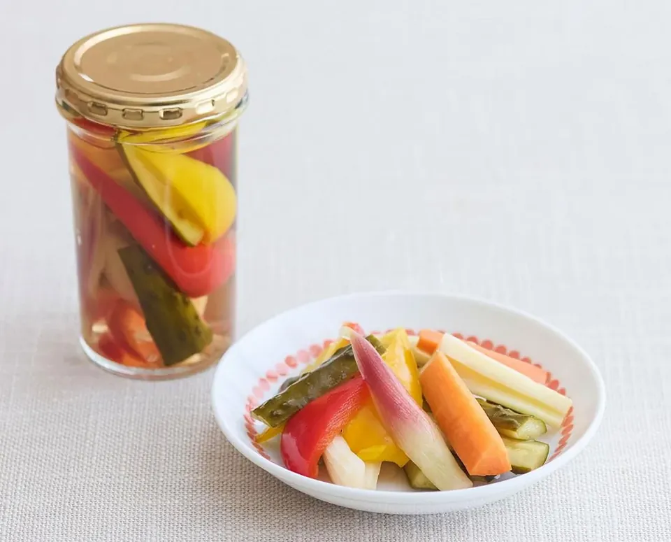 かんたん「ミックスピクルス」と5つのアレンジ料理のつくり方。漬けるだけでおいしく長持ち！もったいないを“おいしい”に変える料理家ユニットのおすすめレシピ／あすま
