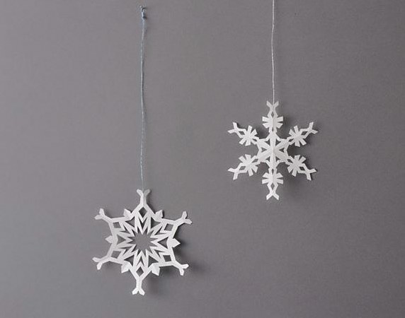 かわいい切り絵「雪の結晶」つくり方。紙を折って切るだけで完成！図案つきで楽しむ、手づくりクラフト／クラフト作家・くまだまりさん