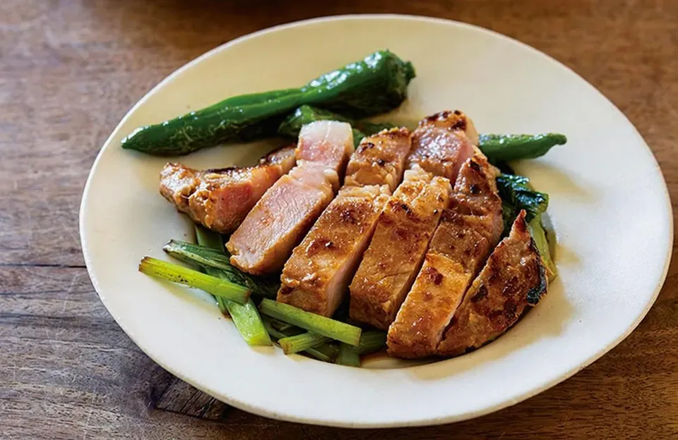 やわらか「豚肉の甘酒味噌焼き」のつくり方。蒸し焼きでふっくら！手軽な発酵食品“甘酒”でもっとおいしく／料理家・飛田和緒さん