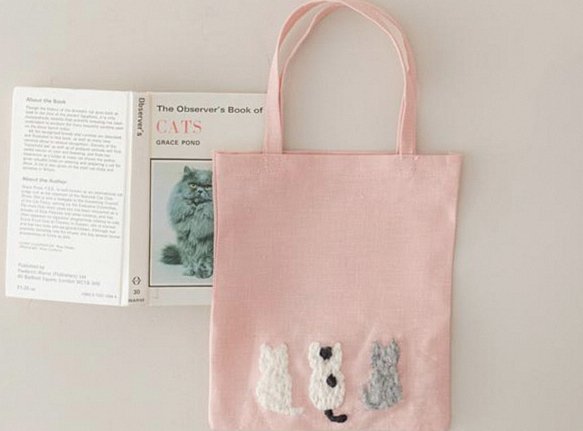 かわいい「猫のミニバッグ」のつくり方。毛糸であっという間に完成“もこもこ猫”のやさしい刺しゅう／手芸作家・庄司裕子さん［実物大図案つき］