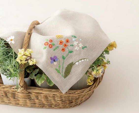 簡単なステッチで完成「小さな花のリネンクロス」のつくり方。身近な植物のやさしい刺しゅう／手芸作家・庄司裕子さん［実物大図案つき］